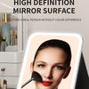 Gros plan du visage d'une femme reflété dans un miroir éclairé, démontrant une surface de miroir haute définition.