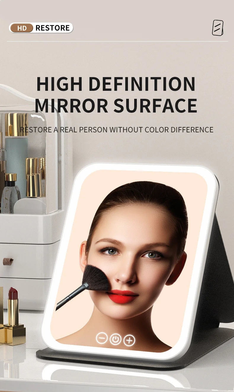 Gros plan du visage d'une femme reflété dans un miroir éclairé, démontrant une surface de miroir haute définition.