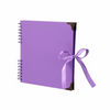Bloc-notes photo à plat violet avec couverture bordée d'or et ruban lavande.