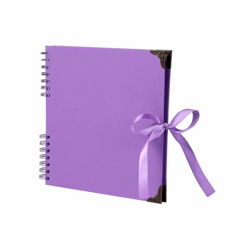 Bloc-notes photo à plat violet avec couverture bordée d'or et ruban lavande.