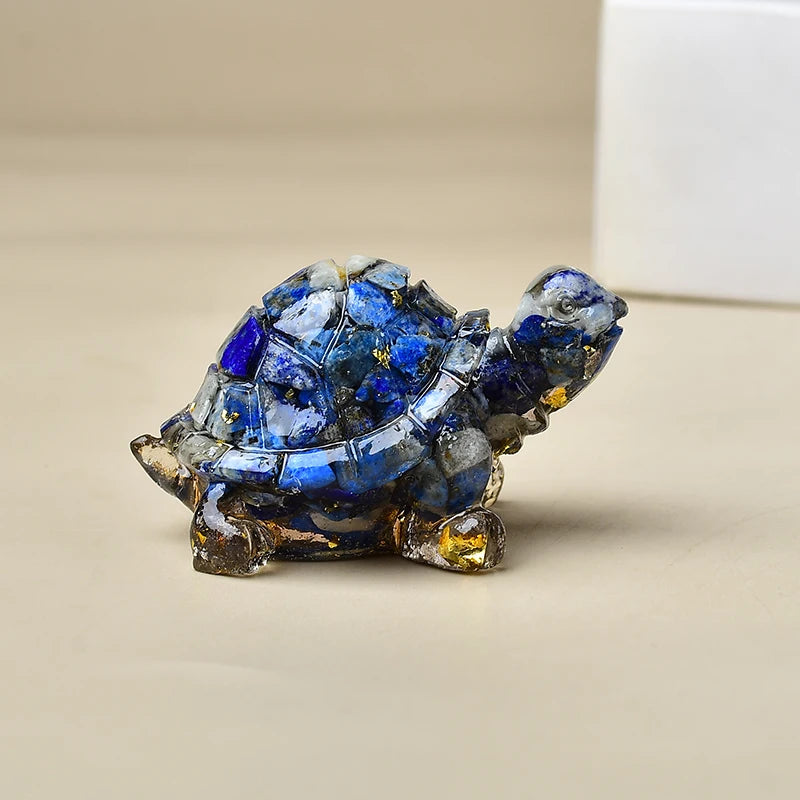 Eine kleine, blaue und durchscheinende Kristall-Schildkrötenfigur für die Heimdekoration.