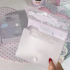 Caja de almacenamiento de plástico transparente con tapa decorativa que presenta una silueta blanca de unicornio y artículos 