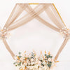 Tissu chiffon élégant drapé formant un arrière-plan arqué avec des accents floraux.