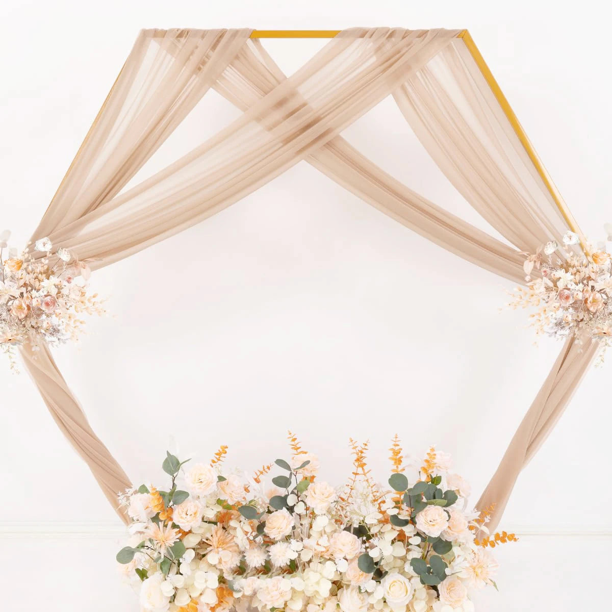 Tissu chiffon élégant drapé formant un arrière-plan arqué avec des accents floraux.