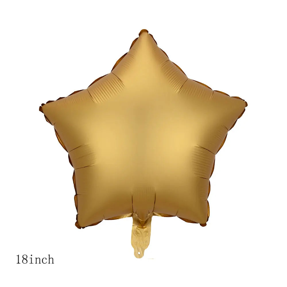 Un ballon en feuille dorée en forme d'étoile.