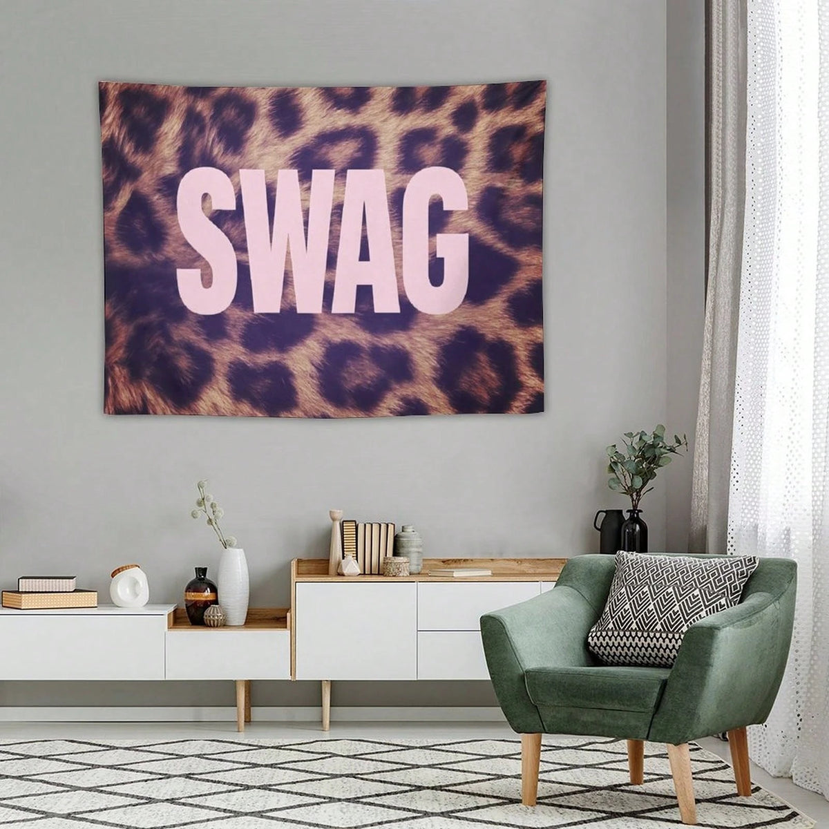 Wandkunst mit Leopardenmuster und dem Wort SWAG in großen pinken Buchstaben.