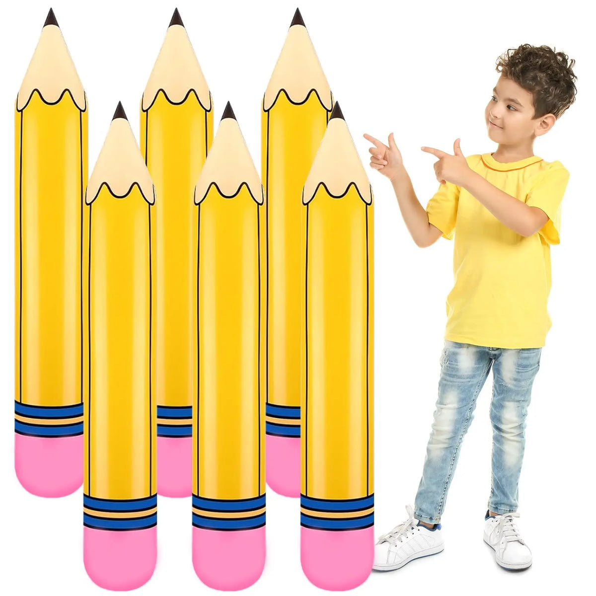 Un niño sostiene un manojo de globos de lápiz amarillos inflables para decoración escolar y de graduación.