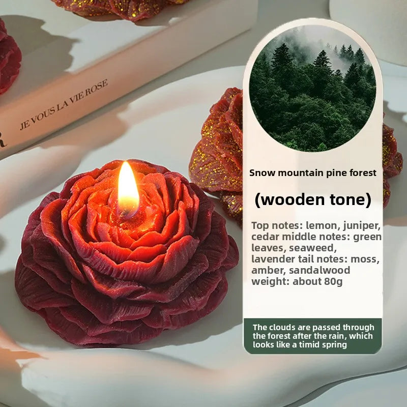 Dunkelrote Rosenkerze in rosa Keramikhalter mit Etikett für Noten und Duftprofil