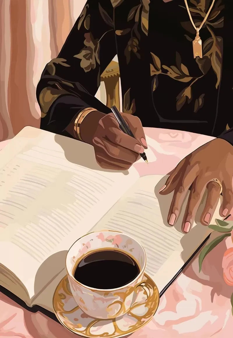 Nahaufnahme einer Person, die in einem Buch schreibt, mit einer Tasse Kaffee auf einem rosa Tisch.
