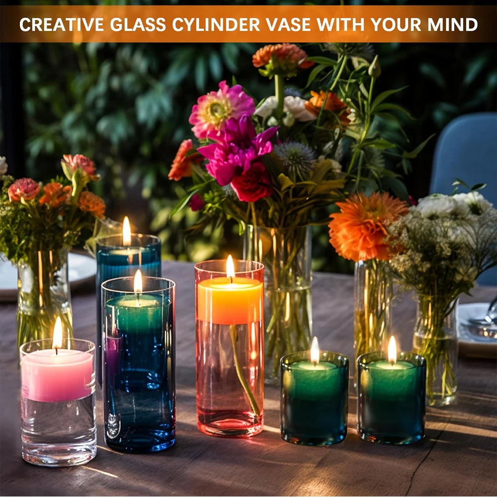Une collection de bougies lumineuses de différentes couleurs dans des vases cylindriques en verre transparent sur une table e