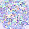 Gros plan de confettis acryliques en laser or et argent éparpillés sur une surface.