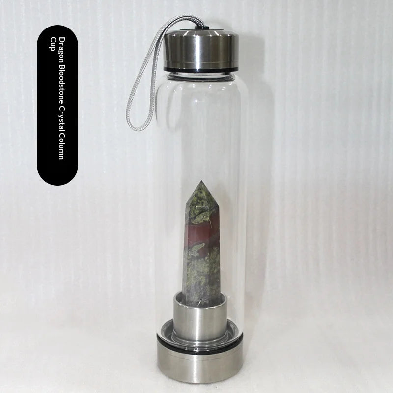 Botella de agua de vidrio con tapa de plata y columna de cristal natural en su interior.