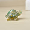 Klares grünes Kristall-Schildkrötenfigur mit Goldlegierungen, auf neutralem Untergrund.