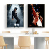 Gerahmtes Posterbild einer Darbietung von Michael Jackson auf dunklem Hintergrund.