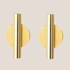 Ein Paar goldfarbener, zylindrischer Wandvase mit runden Sockeln.