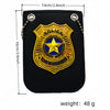Una bolsa de cuero negro con una insignia policial dorada con una estrella azul y texto, suspendida por una cadena.