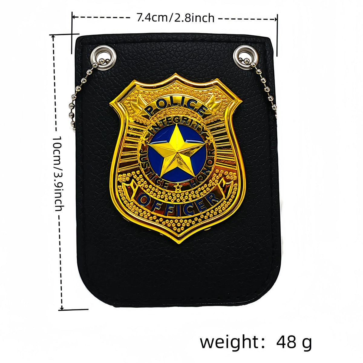 Una bolsa de cuero negro con una insignia policial dorada con una estrella azul y texto, suspendida por una cadena.