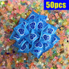 50 figurines d'animaux de blind box miniatures assorties éparpillées sur un fond coloré