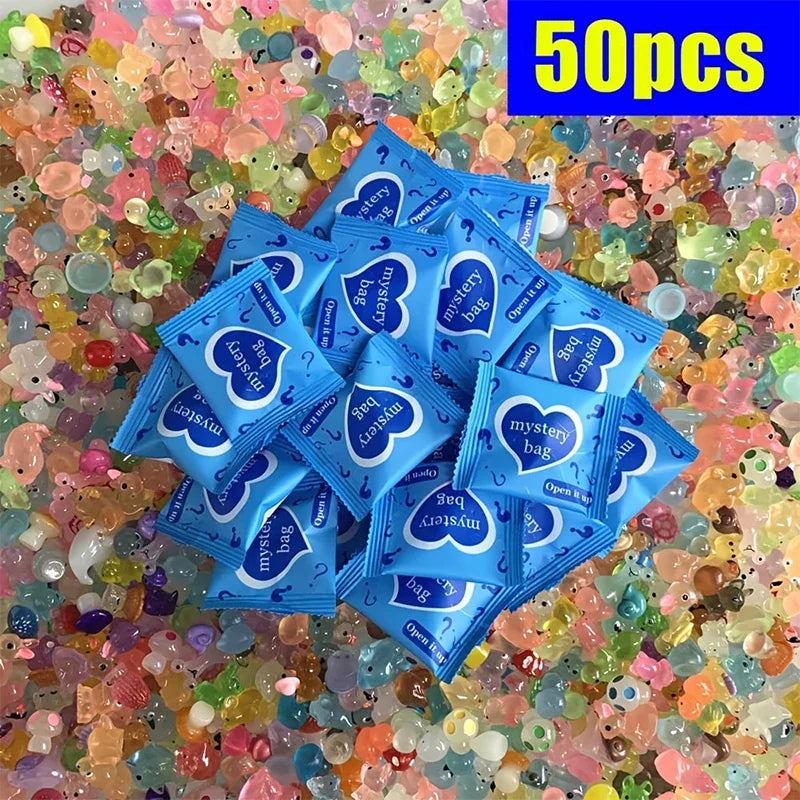 50 figurines d'animaux de blind box miniatures assorties éparpillées sur un fond coloré