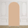 Arco de fondo elástico beige con arabescos decorativos, exhibido contra una pared blanca.