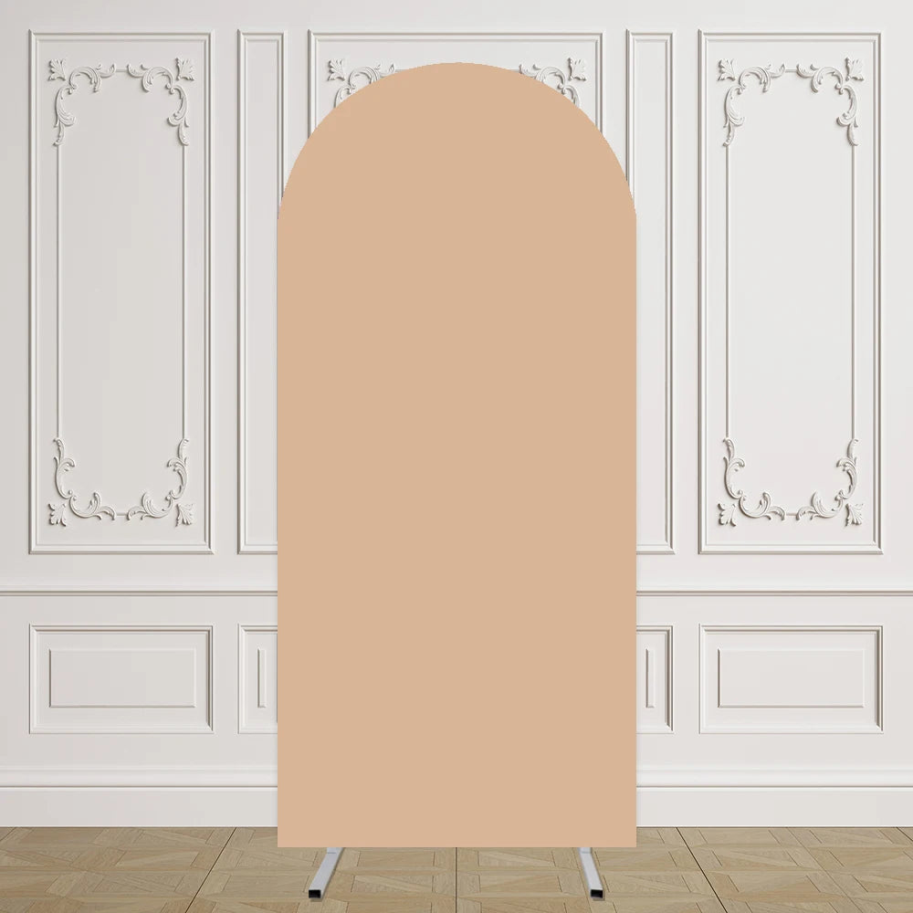 Arco de fondo elástico beige con arabescos decorativos, exhibido contra una pared blanca.