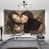 Une grande tapisserie avec un portrait rapproché de Megan Fox aux longs cheveux noirs et au regard intense, accrochée au-dess