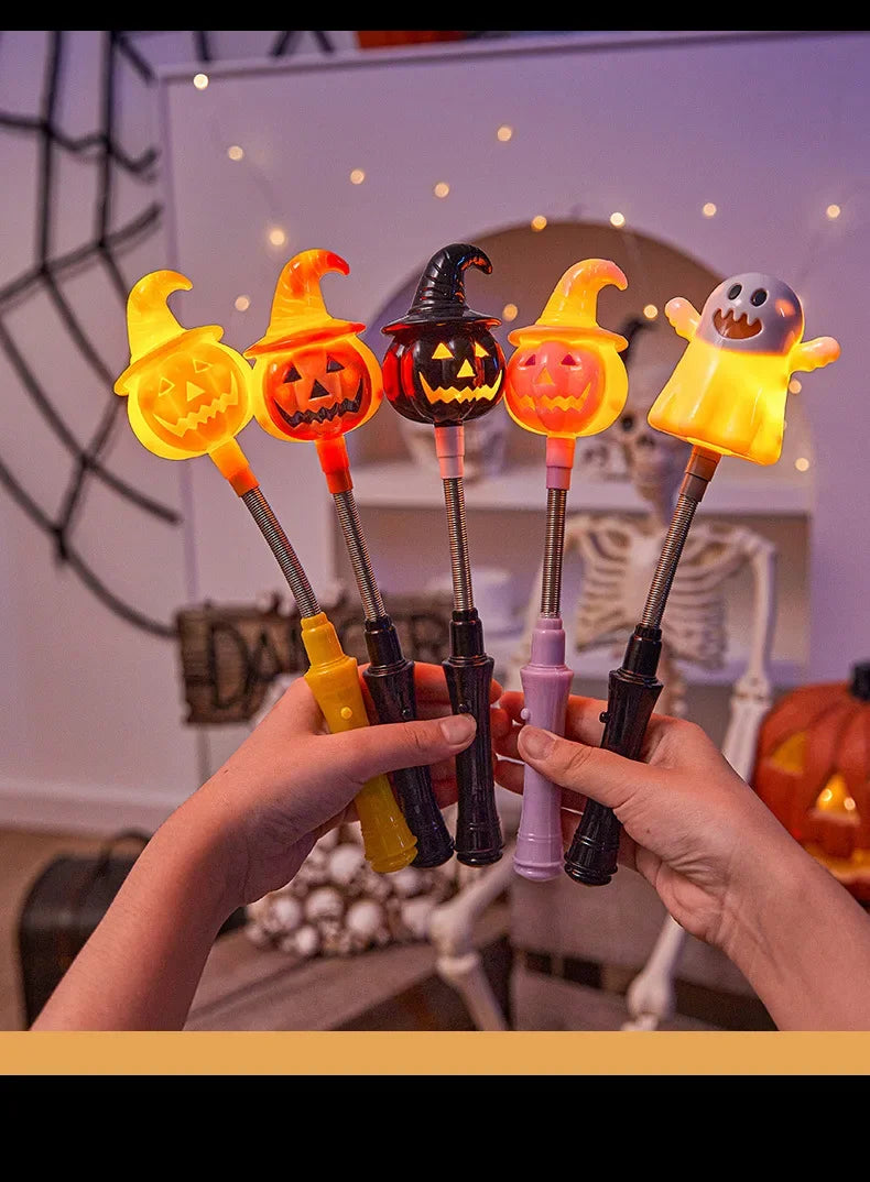 Une main tient une lanterne d'Halloween orange et jaune lumineuse avec un motif de citrouille taillée sur un arrière-plan flo