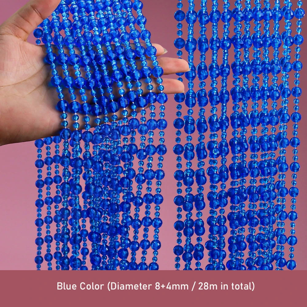 Maintenant tenant un rideau de porte en cristal bleu perlé avec de petites perles rondes.