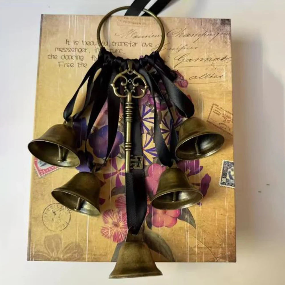 Manivelle de porte de sorcière en bronze vintage avec sonnette à cloche et sangles en cuir noir