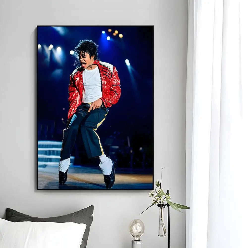 Posterdruck von Michael Jackson auf der Bühne in roter Jacke und dunklen Hosen vor dunklem Hintergrund