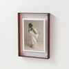 Moderner Acryl-Foto-Display-Rahmen mit Porträt einer Person in einem weißen Kleid.