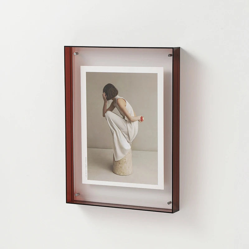 Moderner Acryl-Foto-Display-Rahmen mit Porträt einer Person in einem weißen Kleid.
