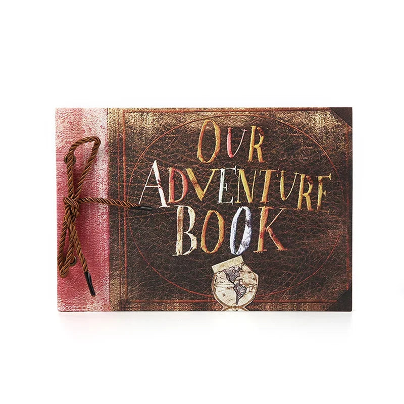 Couverture de photobook rustique avec fond brun foncé et lettres dorées indiquant Our Adventure Book