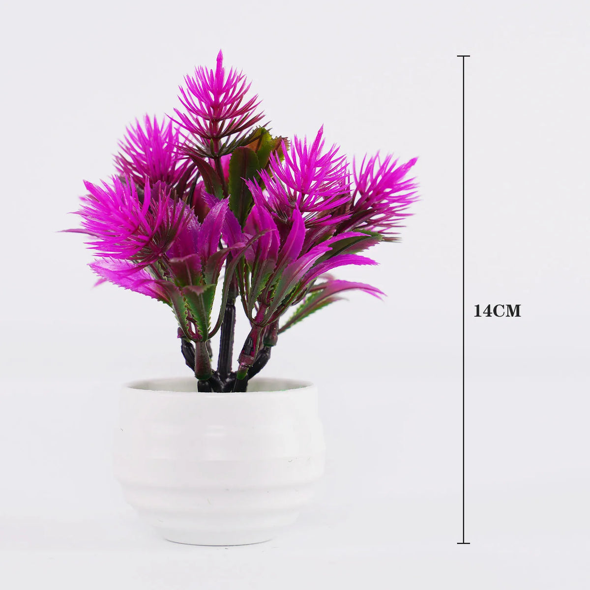 Un mini bonsaï décoratif artificiel en pot avec des fleurs magenta vibrantes et des feuilles vertes.