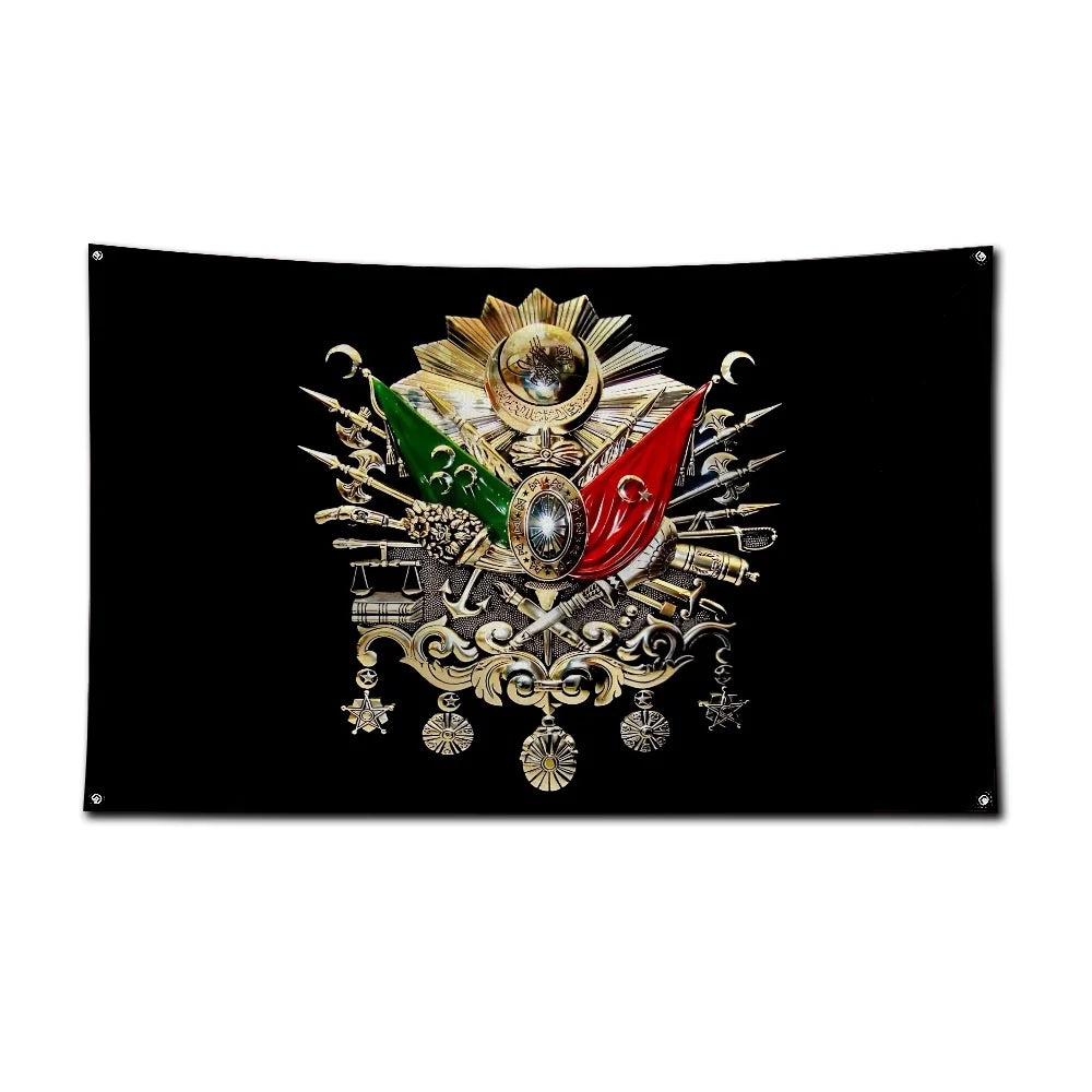Schwarze Banner mit goldenem Emblem, grüner und roter Flagge, gekreuzten Schwertern und Dekoration