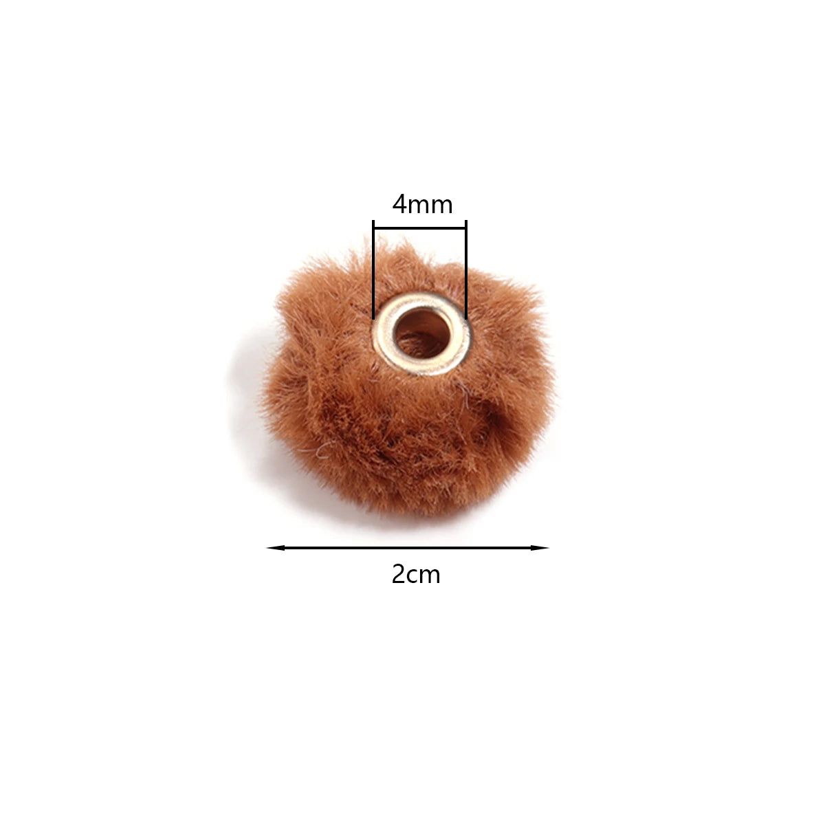 Une petite boule ronde de fourrure brun-rougeâtre avec un trou au centre, mesurant 4 mm de haut et 2 cm de large.
