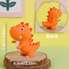 Figura de dinosaurio de plástico naranja sobre una base de madera con un inserto circular que muestra la vista trasera.