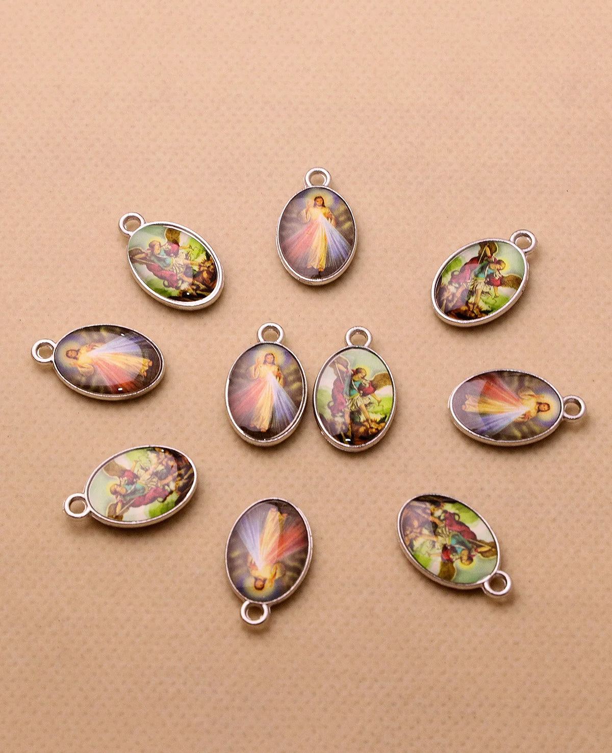 Collection de pendentifs argentés avec des représentations religieuses, y compris la Miséricorde Divine et Saint-Michel