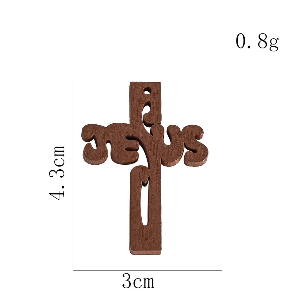 Un petit pendentif en bois brun foncé, croix utilisé pour la prière ou la décoration.