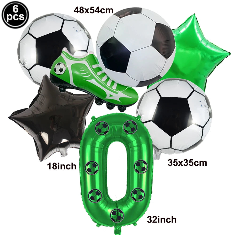 Un ensemble de six ballons à thème de football et un grand ballon en forme de lettre O pour la décoration.