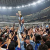 Arte de lienzo de Lionel Messi, leyenda del fútbol, mostrado durante un evento deportivo.