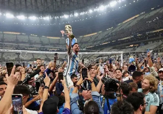 Arte de lienzo de Lionel Messi, leyenda del fútbol, mostrado durante un evento deportivo.