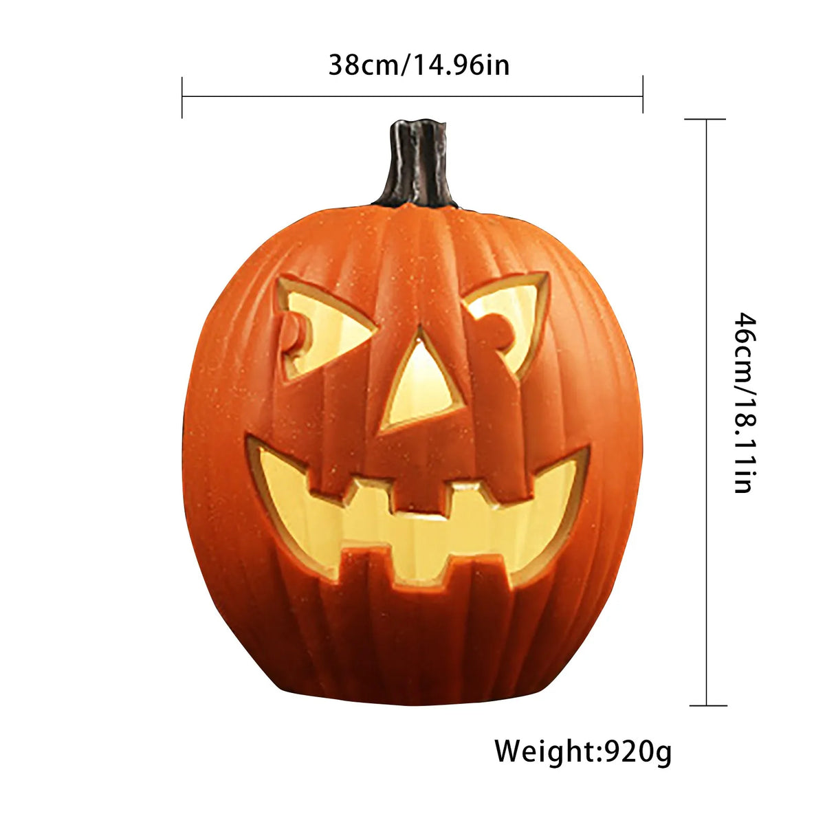 Calabaza de cerámica naranja tallada con cara y brillante por dentro, usada como linterna de Halloween.