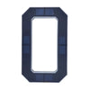 Señal de número de casa rectangular azul oscuro solar con marco claro y pequeñas células solares en los bordes superior e inf