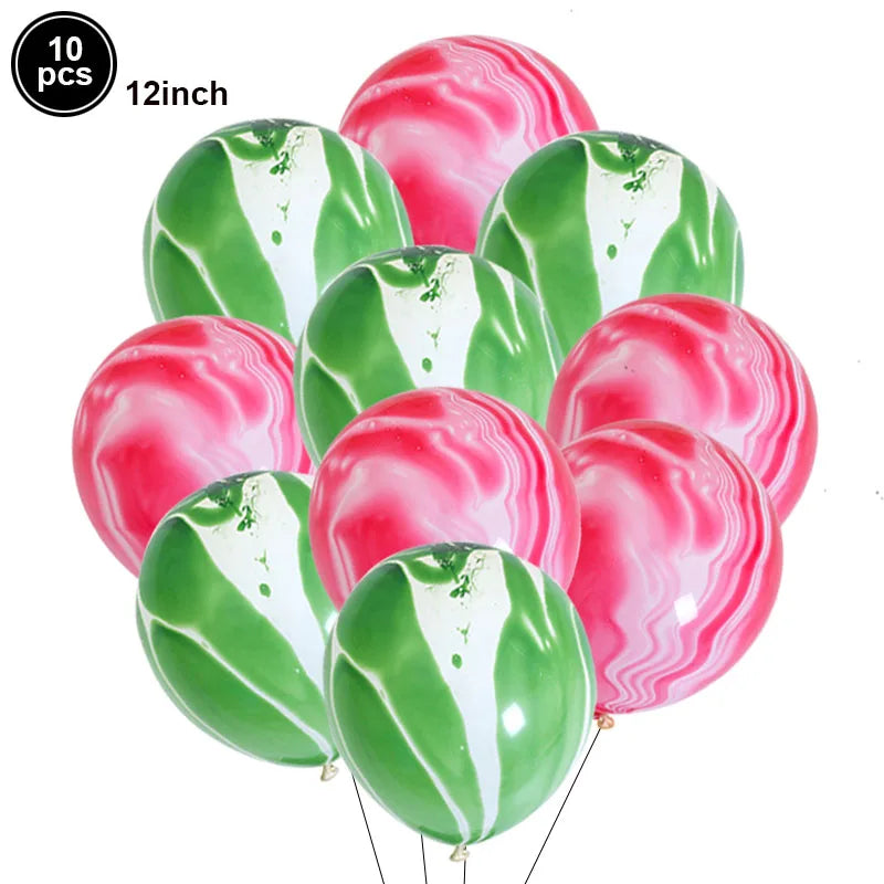 Douze ballons en feuille de couleur rouge et verte, thématiques pastèque.