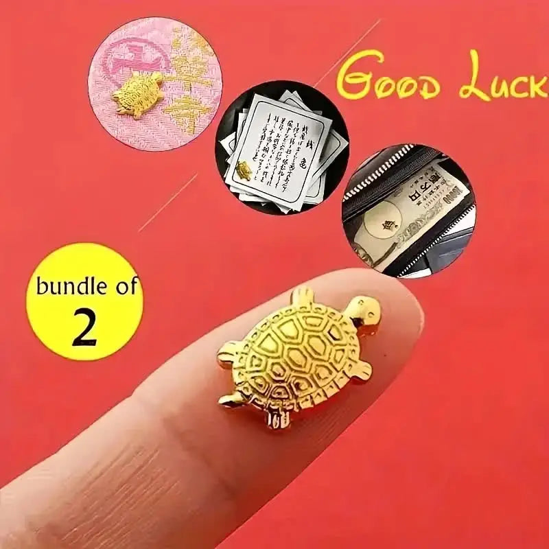 Eine Hand hält eine goldene Geld-Schildkrötenfigur neben verschiedenen Glücksbringern wie Goldflocken und Banknoten.