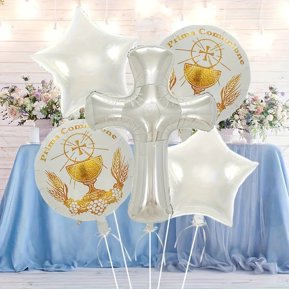 Globo con cruz de papel de plata rodeado de globos temáticos dorados para una celebración de bautizo o crisma