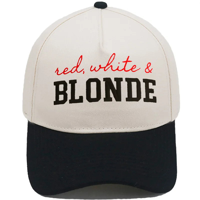 Casquette de baseball beige avec le texte rouge blanc & BLONDE brodé sur le devant.