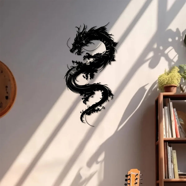 Silhouette noire d'un dragon se blottissant sur un mur blanc avec des ombres dramatiques.
