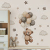 Autocollants muraux d'ours en peluche adorables avec un ours marron, des nuages et des étoiles sur un mur clair.
